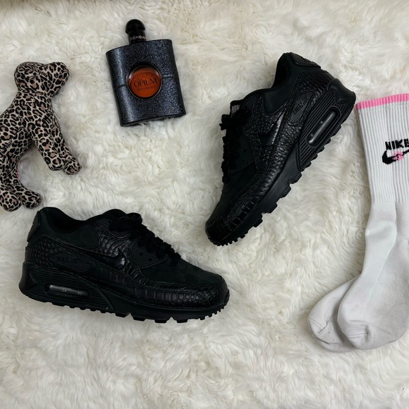Nike Black Athletic Shoes - Picture 1 of 9